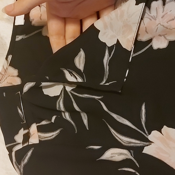 Semi-lowcut,floral blouse,size 4 ~ brand RICKI'S - Picture 3 of 4